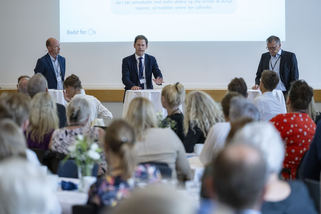 Søren Nedergaard fra Novo Nordisk Fonden, Regionrådsformand Mads Duedahl (V) og John Amund fra Det Obelske Familiefond